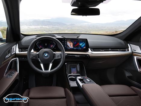 BMW iX1 - Im Innenraum findet sich natürlich das neue BMW OS 8.