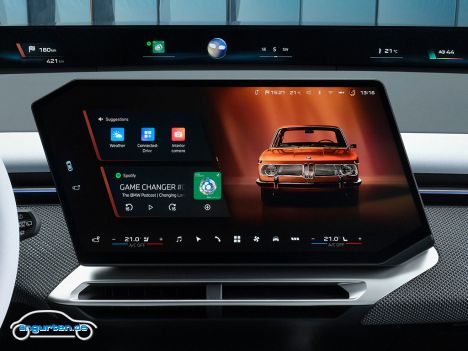 BMW iX3 (2026) - Ob das Display diese innere Designruhe jetzt unbedingt mit den BMW Verkantungen unterbrechen muss, das müssen die Käufer selbst entscheiden. Bei normalen Anwendungen wird dann aber eben nur ein rechteckiger Teil des Bildschirms genutzt. Im Bild die Neue Klasse“ ab Sommer 1962.
