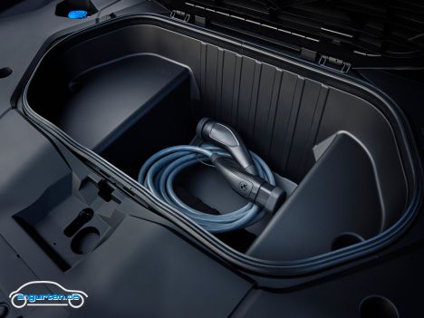 BMW iX3 (2026) - Geöffneter Frunk mit Ladekabel