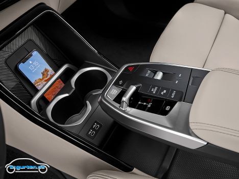 BMW X1 (2022) - Hier die Konsole an der Armlehne mit dem kleinen Automatikhebel sowie das induktive Ladefeld.