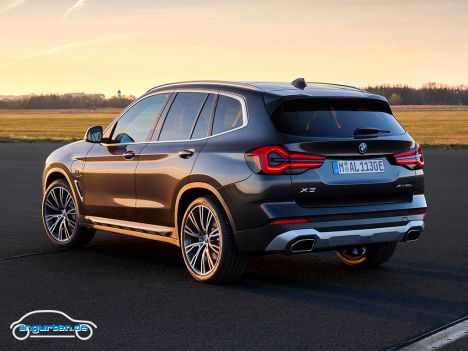 BMW X3Facelift 2021 - Am Heck fallen als erstes die nochmal deutlicher konturierten Rückleuchten ins Auge.