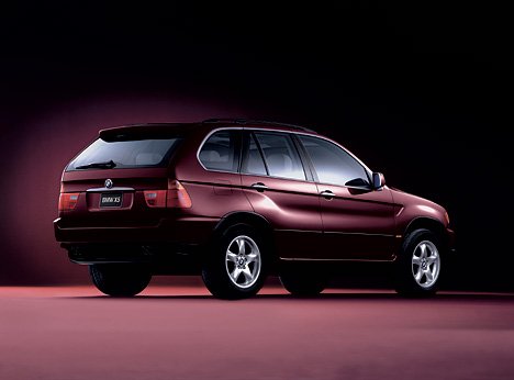 Der BMW X5 wird mit dem Dreiliter Reihensechszylinder in der Basisversion ausgeliefert.