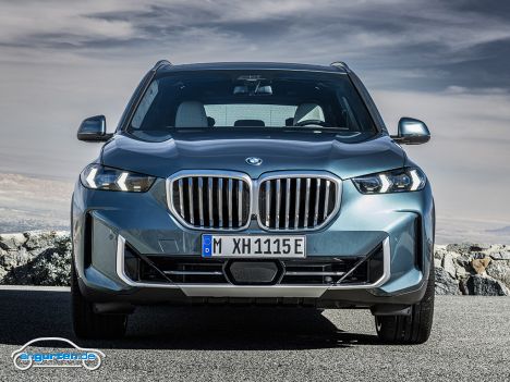 BMW X5 (G05) Facelift 2023 - Die Scheinwerfer sind deutlich flacher, was die ohnehin schon sehr markante BMW-Niere noch einmal optisch vergrößert.