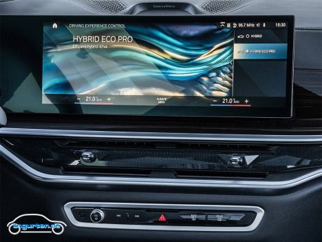 BMW X5 (G05) Facelift 2023 - Hier das Infodisplay in der Mitte.