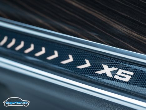 BMW X5 (G05) Facelift 2023 - Schriftzug oberhalb des Handschuhfachs