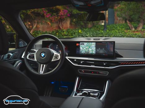 BMW X5 (G05) Facelift 2023 - Im Innenraum hat sich wohl das meiste getan. Hier ist man zu state of the Art Infotainment vorgedrungen - das alte Design war dann doch schon etwas in die Jahre gekommen.