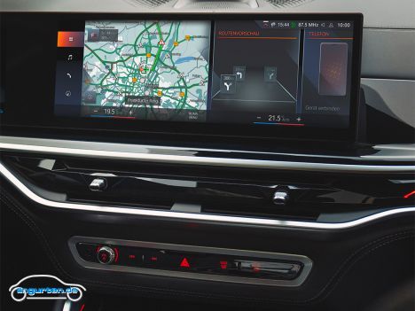 BMW X5 (G05) Facelift 2023 - Die zwei Displays des Gesamtsystems sind in einem Gehäuse untergebracht. Curved - aber das versteht sich ja mittlerweile.