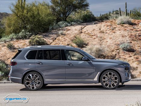 BMW X7 - Facelift 2022 - Die Seitenansicht ist fast unverändert.