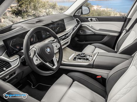 BMW X7 - Facelift 2022 - Alle weiteren Elemente sind daraufhin natürlich ebenfalls leicht modifiziert. Der große Automatik-Wählhebel entfällt - die Automatik wird nun drive by wire (per elektrischen Signalen) bedient.