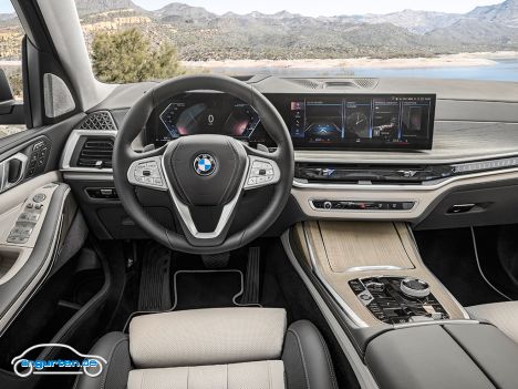 BMW X7 - Facelift 2022 - Cockpit mit Doppelbildschirm und OS 8.