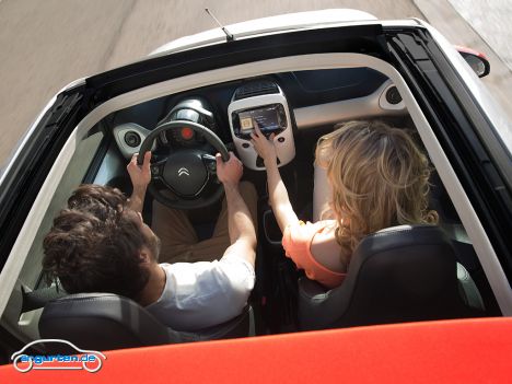 Citroen C1 2014 - Der Innenraum ist recht aufgeräumt. Das einzelne Rundinstrument lässt uns allerdings nicht in Jubelschreie ausbrechen.