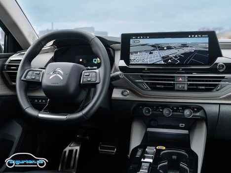 Neuer Citroen C5 X - Im Innenraum sieht es einigermaßen modern aus, das Info-Display in der Mittelkonsole steht deutlich hervor.