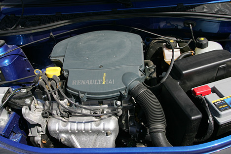 Der Motorraum des Dacia Logan. An den Verkleidungen wird gespart. Man sieht wieder was vom Motor.