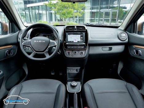 Der Dacia Spring Electric - 4 Sitzplätze bietet das Fahrzeug - es ist für den Stadtverkehr ausgelegt. Luxuriös ist sicherlich anders, fahren tut der Spring aber.