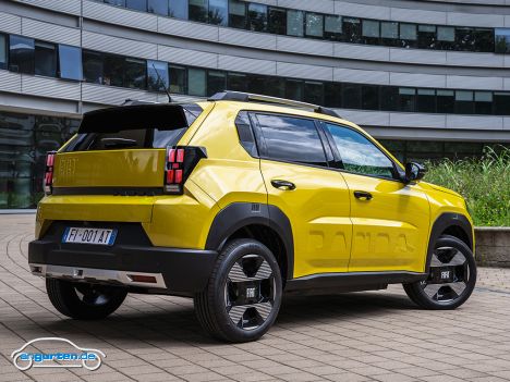 Fiat Grande Panda (2025) - Von den damaligen 34 PS des Pandas (45 PS leisteten sich schließlich bei weitem nicht alle) ist die Hybridversion mit derzeit 110 PS aber weit entfernt.