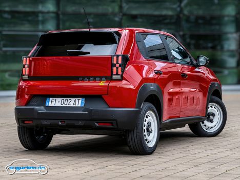 Fiat Grande Panda (2025) - In rot sieht das Heck leider nicht ganz so gelungen aus - in anderen Farben wirkt das Design irgendwie besser.