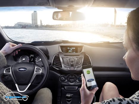 Ford Ecosport - Smartphones sind mit dem R-Link auf der Höhe der Zeit vernetzt.