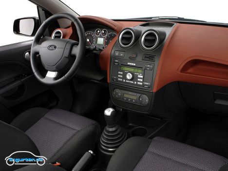 Ford Fiesta VI (2002-2008) - Bild 4 - Cockpit, (gespiegelt, sieht für uns trotzdem gewohnter aus)