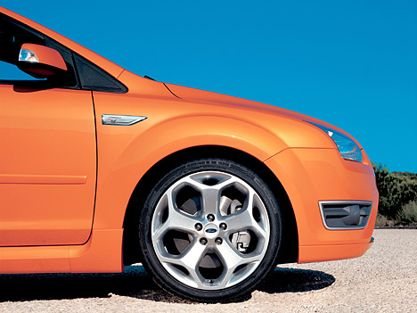 Der Focus ST ist vorne mit 320mm innenbelüfteten Bremsscheiben und natürlich ABS ausgestattet. Hinten verrichten 280mm Bremsscheiben ihren Dienst.