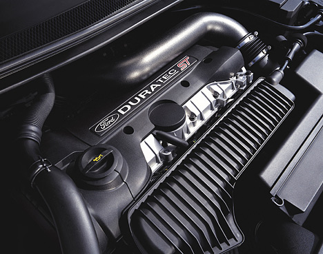 Der 2,5 Liter Fünfzylinder im Ford Focus ST leistet 166 kW (225 PS) bei einem maximalen Drehmoment von 320 Nm, das von 1.600/min bis 4.000/min nahezu unverändert zur Verfügung steht.