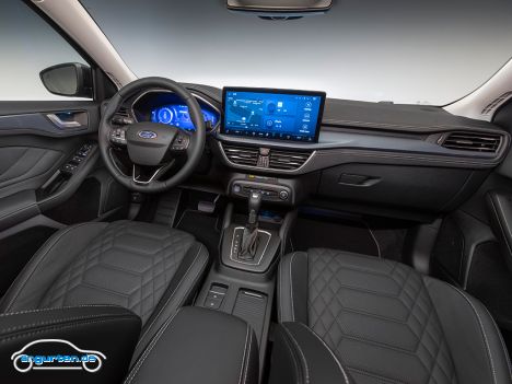 Ford Focus Turnier Facelift 2022 - Im Innenraum gibt es nun als Option ein digitales Extended Cockpit mit diesem markanten Screen in der Fahrzeugmitte.