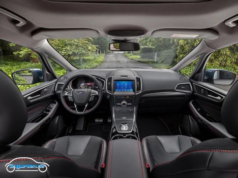 Ford S-Max II Facelift - Beim Innenraum - vor allem den Instrumenten und der Mittelkonsole merkt man das Alter allerdings mittlerweile schon recht deutlich.