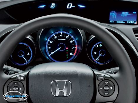 Auf einen Analogtacho verzichtet Honda beim Civic. Die Geschwindigkeit wird oberhalb des Lenkrads angezeigt. In der Mitte steht der Drehzahlmesser.