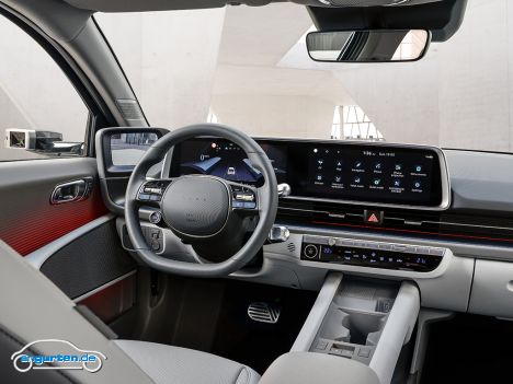 Hyundai Ioniq 6 (2023) - Das Cockpit finden wir relativ gefällig. Die Monitore für die Außenkameras sind können für unseren Geschmack bei einem Facelift allerdings noch deutlich cooler werden. Die haben einen Retro-Charme wie Knight Rider.