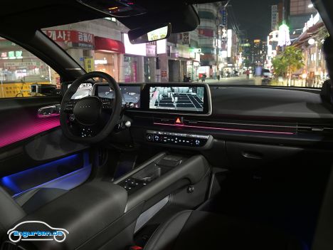 Hyundai Ioniq 6 (2023) - Innenraum mit zweifarbiger Ambientebeleuchtung.