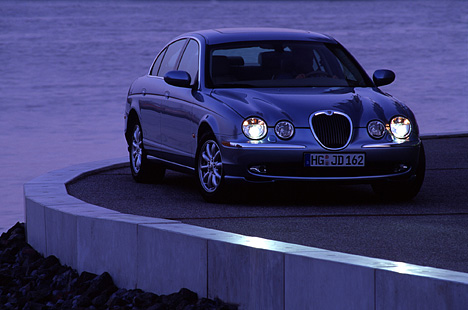 Jaguar S-Type - bei Nacht