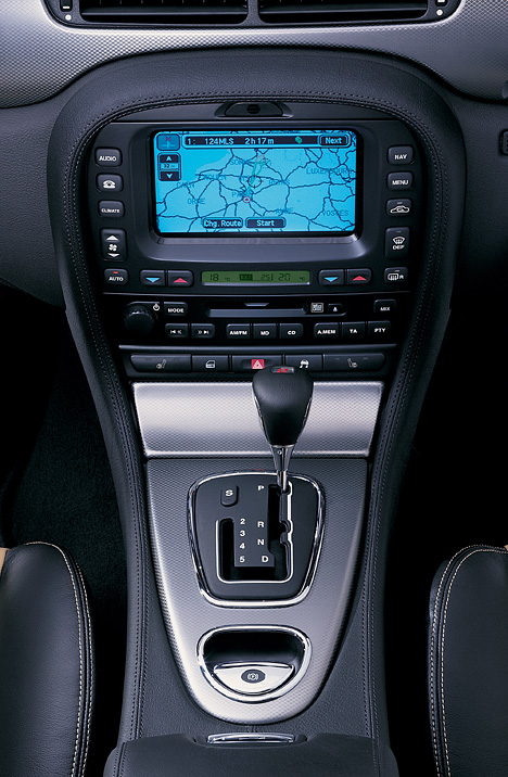 Jaguar S-Type - Mittelkonsole mit Navigationssystem