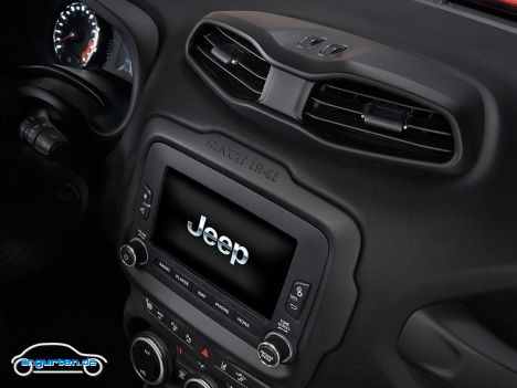 Jeep Renegade Latitude - Preise und Motorisierungen hat Jeep bislang noch nicht bekannt gegeben. Allerdings spricht der Hersteller von 16 Motor/-Getriebekombinationen.