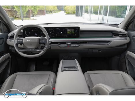 Der Kia EV9 ist auch bereits für Zukunftstechnologien wie Vehicle to Load bis Vehicle to Grid ausgelegt, bei denen das Auto als Energielieferant fungiert.
