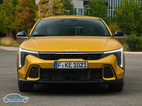 Kia K4 (MJ 2026) - Obwohl natürlich deutliche Elemente von EV3 und EV4 im Design des K4 enthalten sind, bleibt es trotz aller Ähnlichkeit im Detail immer noch ein eigenständiges Design.