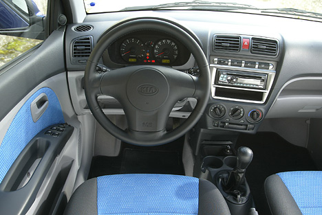 Kia Picanto - Cockpit in blau