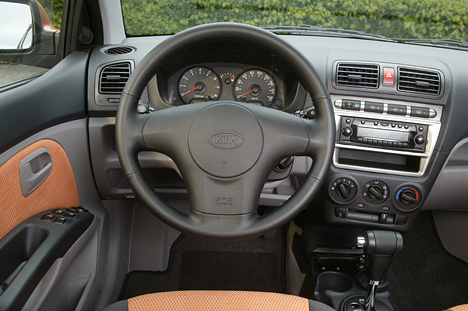 Kia Picanto - Cockpit in hellbraun