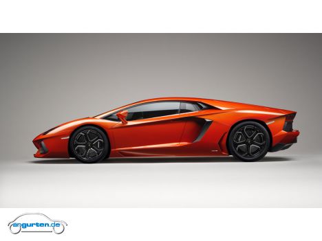 Lamborghini Aventador - Eine Höhe von nur 1136 mm lässt ihn noch bissiger wirken.