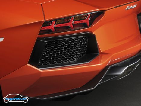 Lamborghini Aventador - ... Mit einem maximalen Drehmoment von 690 Nm und einer Leistung von 700 PS bei 8.250 Umdrehungen
