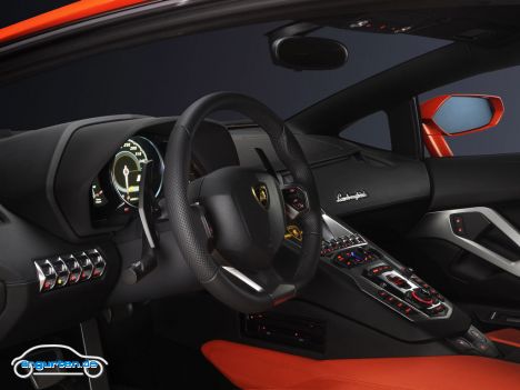 Lamborghini Aventador - Die Karosserie besteht aus einem Kohlefaser-Monocoque mit Aluminium-Anbaurahmen vorn und hinten.