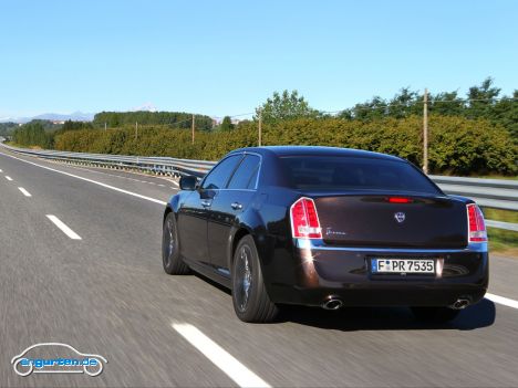 Leider ist dabei auch der Rolls Royce anmutende Vorbau des Chrysler 300 beim Lancia Thema nicht mehr so ausgeprägt.