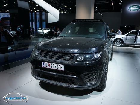 Bond Autos von Land Rover - Auch ein Range Rover musste für den Film dran glauben.