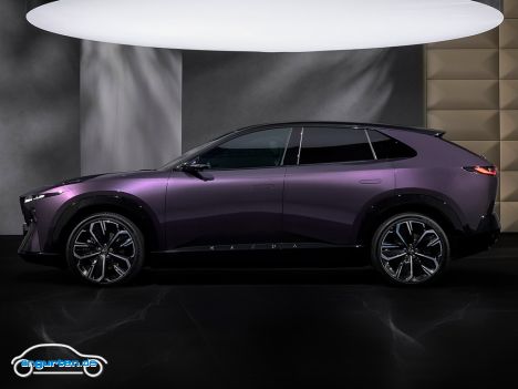 Mazda CX-6e 2026 - In der Seitenansicht ist der Popo des Fahrzeugs besonders gut zu sehen.