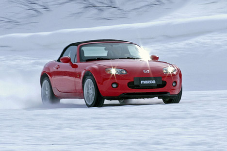 Im Schnee sollte man den Mazda MX-5 besser geschlossen fahren. Ab 4 Grad ist das Frischluftvergnügen doch etwas eisig.