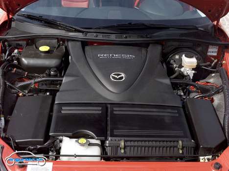 Mazda RX 8 - Im Motorraum setzt sich das Kreiskolben-Design fort.