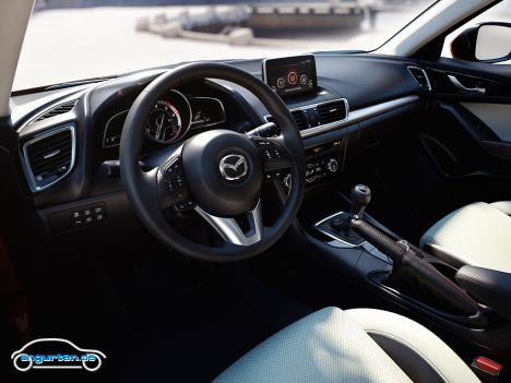 Der neue Mazda3 - Je nach Ausstattung gibt es sogar ein Head-Up Display. In der Kompaktklasse ist das ja noch nicht so häufiig.