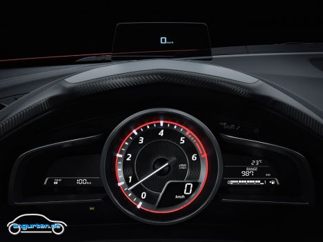 Mazda3 Limousine - Nur ein Rundinstrument im Instrumententräger - dafür reichlich multimediale Anzeigeflächen. Und sogar ein Head-Up Display ist verfügbar (Serie in der Sports Line)