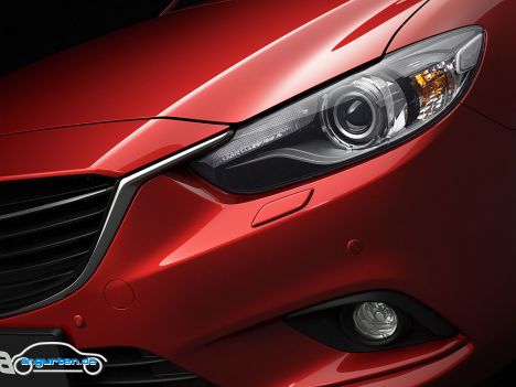 Die Scheinwerfer des Mazda6 bilden mit der Motorhaube eine der schönsten Stellen des Fahrzeugs.