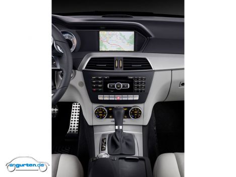 Mercedes C-Klasse - Mittelkonsole mit Radio-Bedienteil und Klimaautomatik