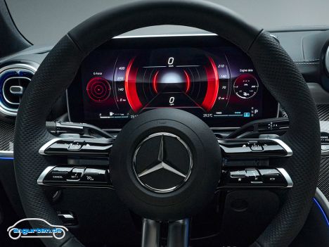 Das Zentraldisplay im Mercedes CLE misst übrigens 11,9 Zoll - das Mitteldisplay ist 12,3 Zoll groß.