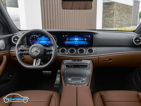 Mercedes E-Klasse Limousine Facelift 2020 - Im Innenraum ist nun auch wie in vielen anderen Modellen MBUX mit den zwei großen Bildschirmen eingezogen.